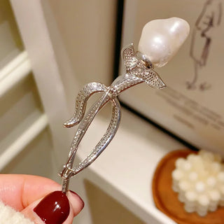 Tulip Baroque Pearl Brooch with a luminous Baroque pearl in a silver-toned tulip silhouette.
