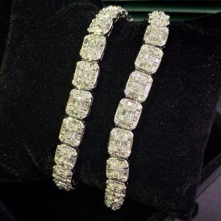 Diamond Crest Bracelet kept on display - Azzallure